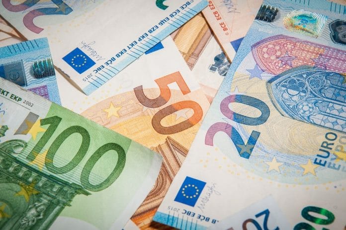 L'euro en chute libre face au dollar